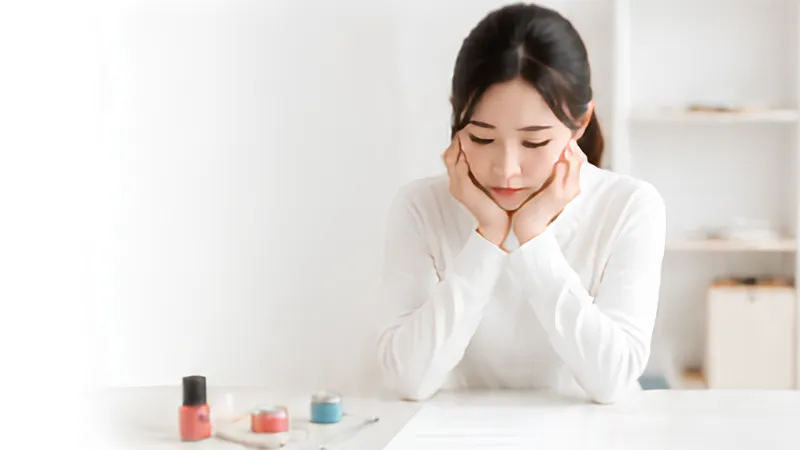 悩みポーズの女性②