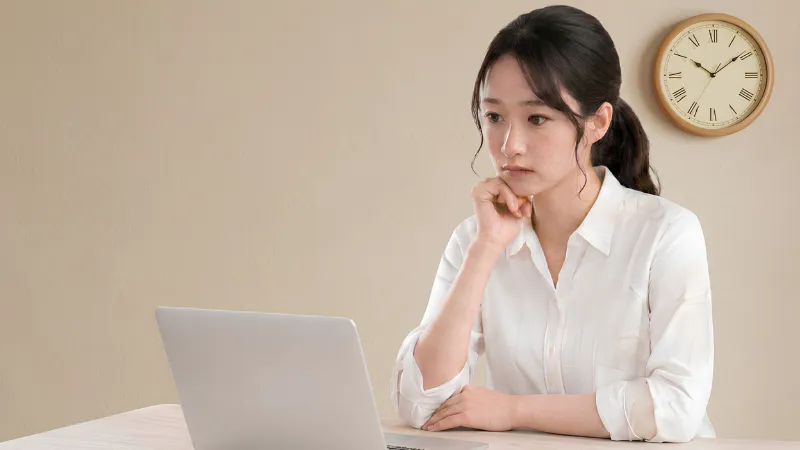 悩みポーズの女性④